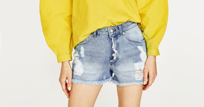 Kratke hlače s poderotinama i nešto žuto - savršena ljetna kombinacija! Foto: Zara