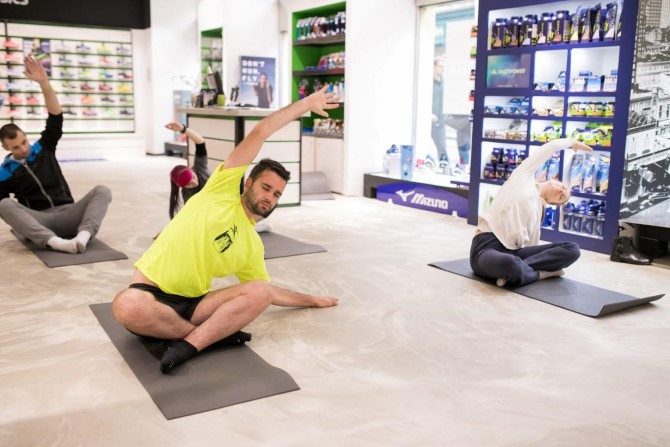 Yoga u 42.2 Running Storeu | Foto: Sarah Dombre