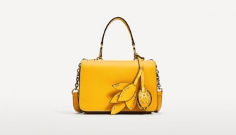 Ova žuta torbica je SO COOL i mi je želimo imati!