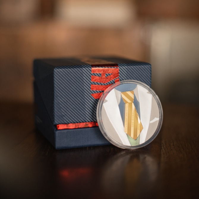 Zlatna i srebrna numizmatička kovanica 'Konturna kravata'. Foto: Iva Komesar