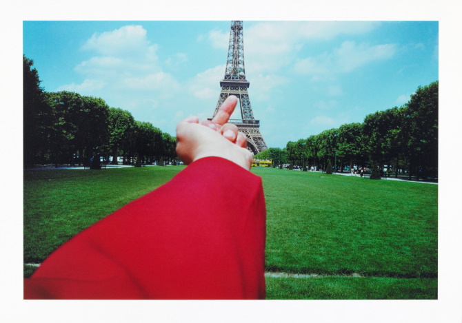 Ai Weiwei, „Study of Perspective“ – Eiffel Tower, 1999. © Ai Weiwei