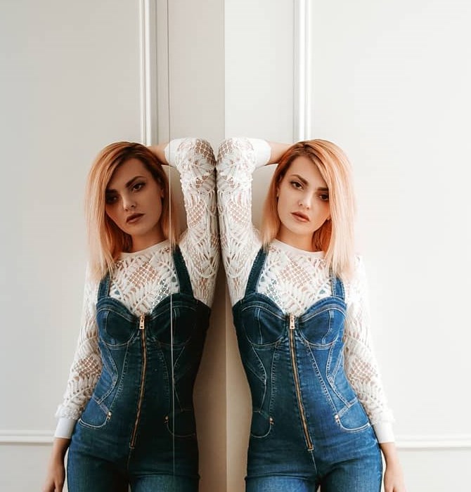 Ella Dvornik u denim kombinezonu | Foto: Instagram (@elladvornik)