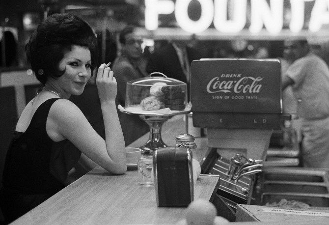 New York, 1963. © Joel Meyerowitz | Howard Greenberg Gallery