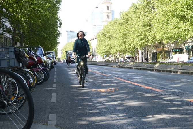 Bečka dogradonačelnica Birgit Hebein na prvoj pop-up biciklističkoj traci u gradu © PID Kromus