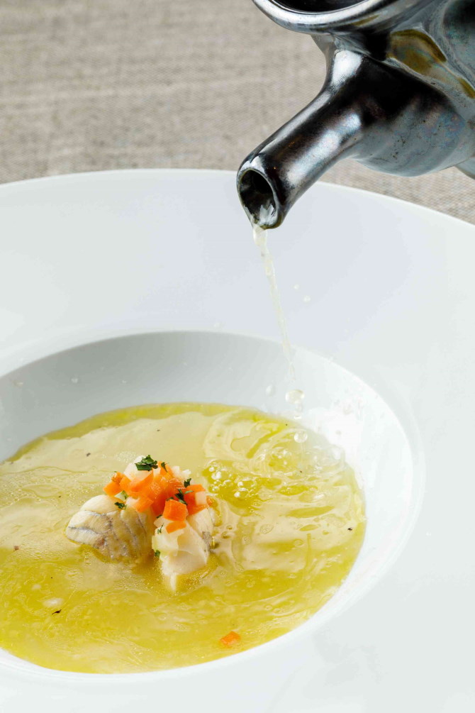 Bakina riblja juha od grdobine s bobom, začinskim povrćem (mrkva, celer, luk) i domaćim maslinovim uljem