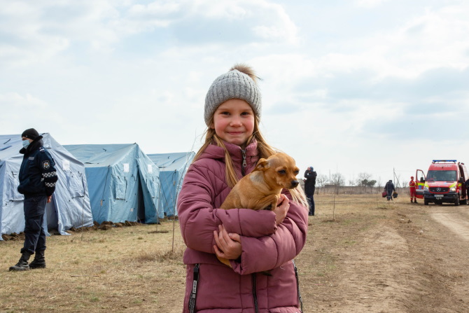 Tatiana, izbjegličko dijete iz Ukrajine sa svojim psom 26. veljače 2022. u privremenom centru za izbjeglice u blizini prijelaza Palanca na granici Moldavije i Ukrajine