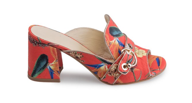 Guliver poluzatvorene crvene sandale na potpeticu s jarkim print motivima te zlatnom kopčom | Cijena: 750 kn