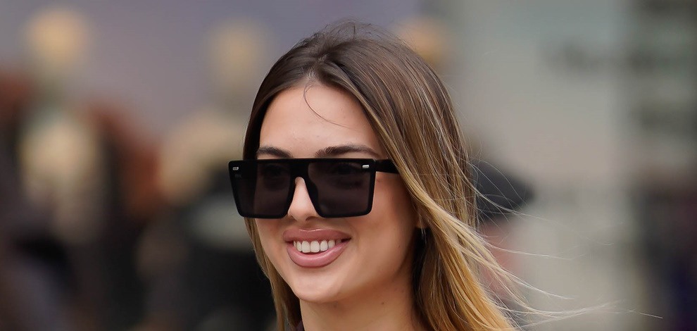Njenu jaknu potpisuje Missguided, a hlače stižu iz Zare
