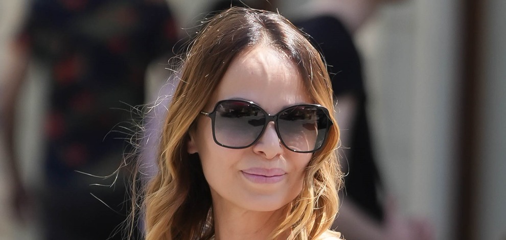 Savršeno ženstven look s prerkrasnom suknjom u prvom planu
