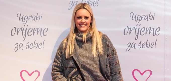 Andrea Andrassy pokazala kako nositi tenisice i kaput