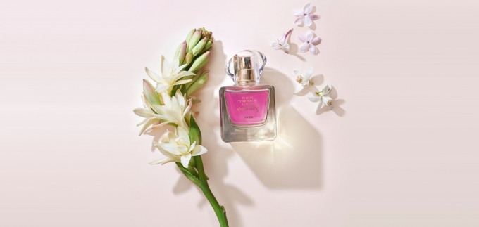 Avon novim mirisom slavi iskren odnos s prijateljicom