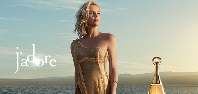 Zlatna joj haljina dobro stoji: Charlize za novi Diorov J'Adore