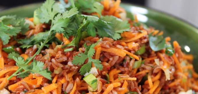 Tko je za salatu od vatreno crvene riže? Imamo recept