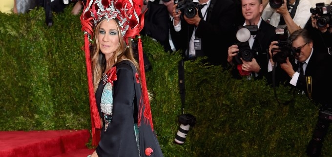 Sarah Jessica Parker u crnoj svilenoj haljini sa šlepom