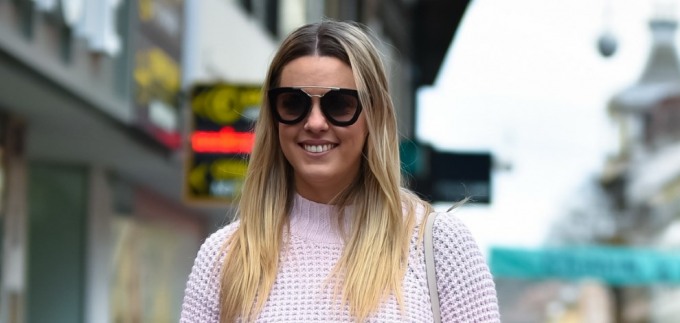 Andrea Andrassy u trendovskim hlačama i jako cool tenisicama