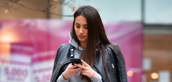 Djevojka u McQueen tenisicama privukla je poglede na špici