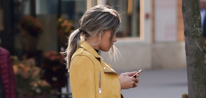 Znamo da je njena jakna WOW, ali što kažete na tenisice?