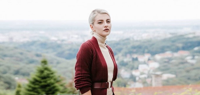 Ella Dvornik u gležnjačama i hlačama iz nove kolekcije Lidl x Heidi Klum