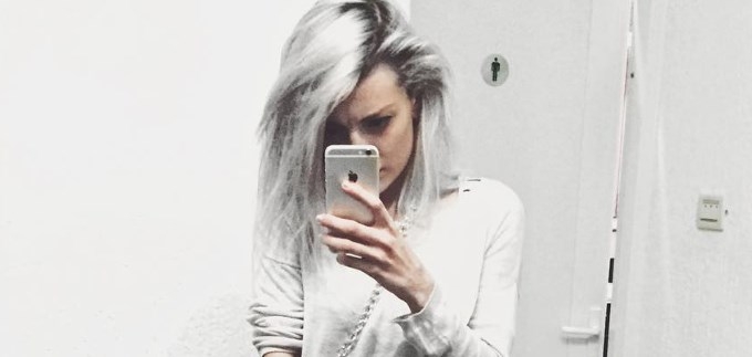 Ella Dvornik u trendovskim trapericama i pink štiklama