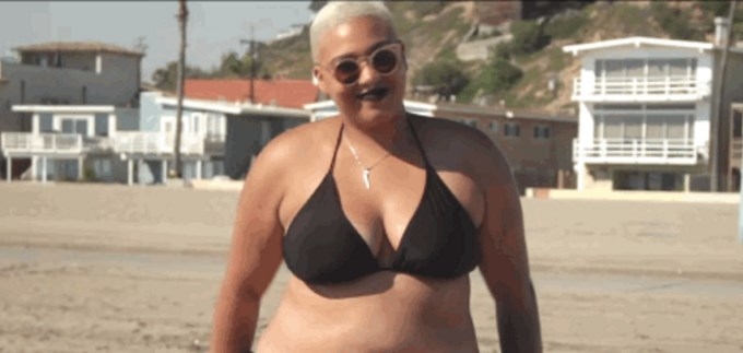 Prvi put u životu otišla je u bikiniju na plažu - i napravila revoluciju!