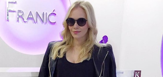 Jelena Rozga u traper suknji i balerinkama o kojima se priča