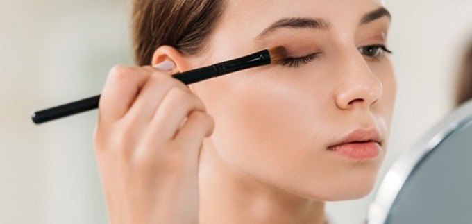 Pogledajte kako savršeno nanijeti sjenilo u samo 5 minuta
