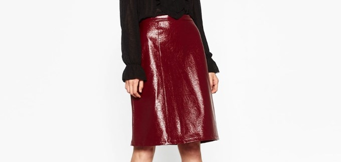Novi hit iz Zare: Midi suknja od lakirane kože u boji kestena