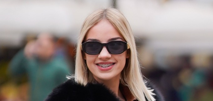 Ona nosi trendi haljinu i čizmice jako popularnog brenda