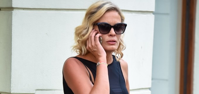 Nevena Rendeli u neodoljivoj suknji i trendi sandalama