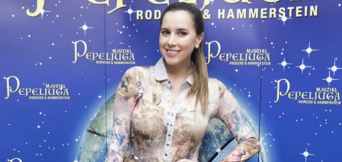 Nives Celzijus zasjala u zlatnim štiklama: Kako joj stoje?