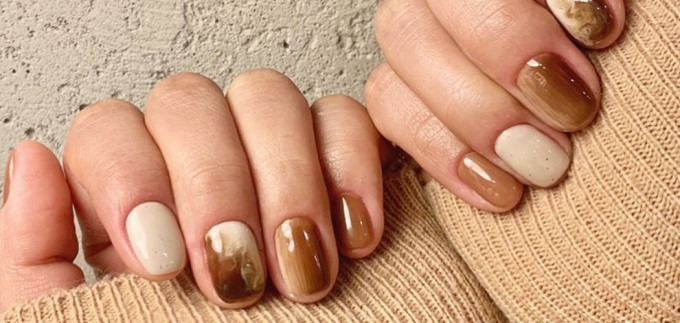 Manikura u boji kave vrući je beauty trend