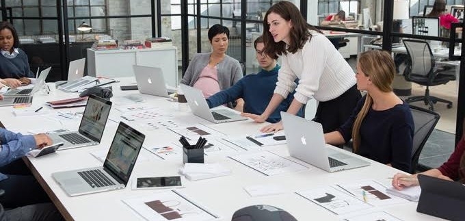 Anne Hathaway kao modna urednica: 'Pripravnik' stiže u kina
