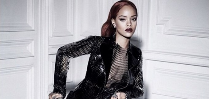 Nestašna RiRi pozirala u Diorovoj prozirnoj metalik haljini