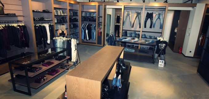 FOTO: Zavirite u Dieselovu outlet trgovinu u Rosesu!