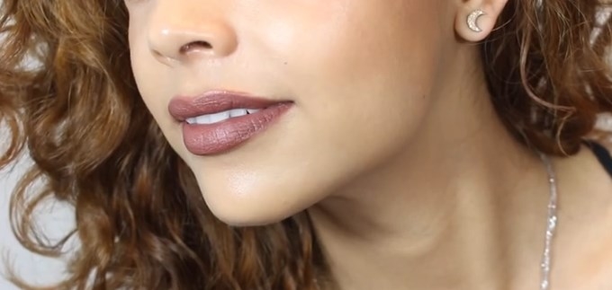 Kako nositi smeđi ruž: 90-e su u modi!