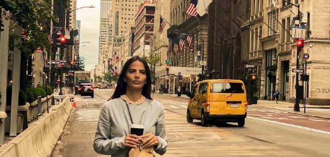 Helena Šopar u laganoj šetnji ulicama New Yorka