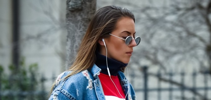 Ona zna kako nositi DVA JAKO COOL komada za proljeće