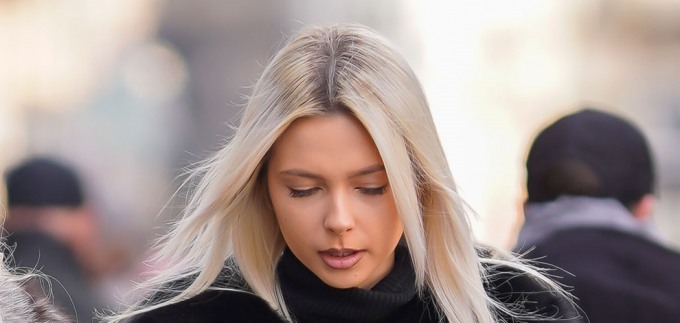 Plavokosa ljepotica u hlačama koje zbilja vrijedi vidjeti