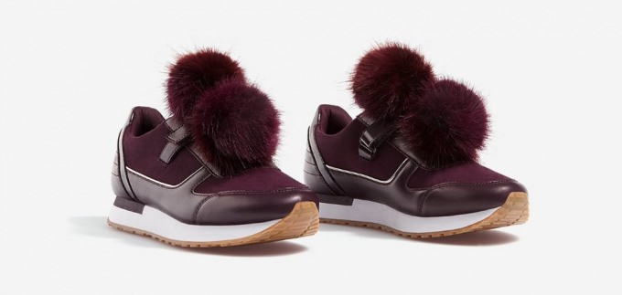 Na modnom radaru – tenisice s pomponima u boji burgundije