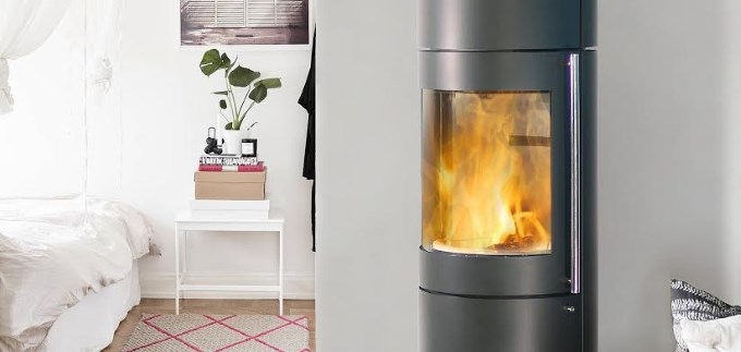 Ugodan zimski ugođaj u toplu vatru iz kamina