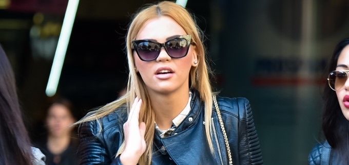 Pogledi su se lijepili na njene ultraseksi čizme i kožnu suknju!