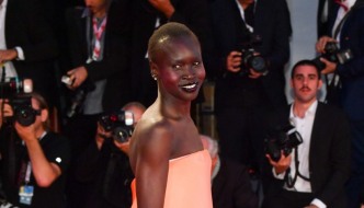 Alek Wek očarala u koraljnoj haljini i asimetričnim sandalama