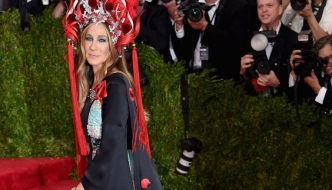 Sarah Jessica Parker u crnoj svilenoj haljini sa šlepom