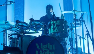 White Lies u Boogaloou: Mrak koji pjeva, refreni koji nose klub