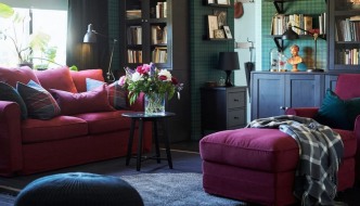 Crveni kauč odličan je odabir za vašu dnevnu sobu
