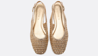 Nose se isprepletene espadrile, a ovaj model u boji zlata je hit