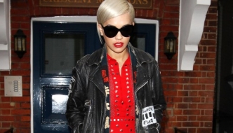 Obožava Diesel Black Gold: Rita Ora u crvenoj haljini