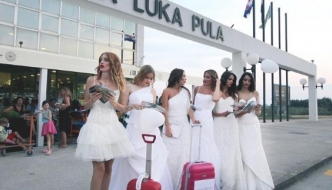 Što manekenke u vjenčanicama rade u Zračnoj luci Pula?