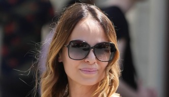Savršeno ženstven look s prerkrasnom suknjom u prvom planu