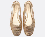Nose se isprepletene espadrile, a ovaj model u boji zlata je hit